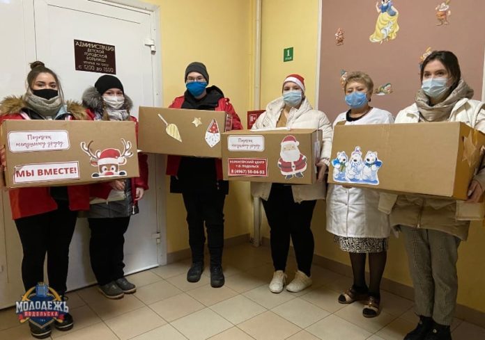 Волонтеры подарили игрушки ребятам, проходящим лечение в Подольской детской городской больнице