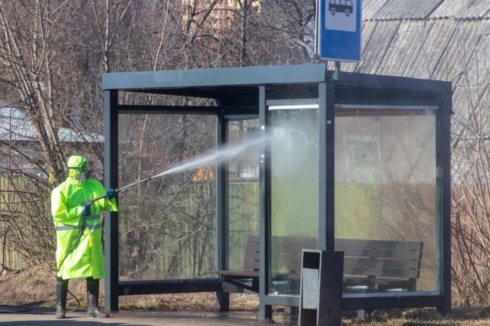 Комбинат благоустройства Подольска проводит дезинфекцию остановочных павильонов