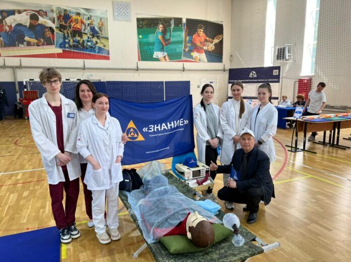Студенты медицинского факультета колледжа «Знание» приняли участие в проведении фестиваля профессий «Путь навыков»