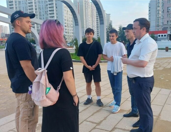 Депутат Горсовета встретился с жителями дома №9 бульвара 65-летия Победы микрорайона Кузнечики