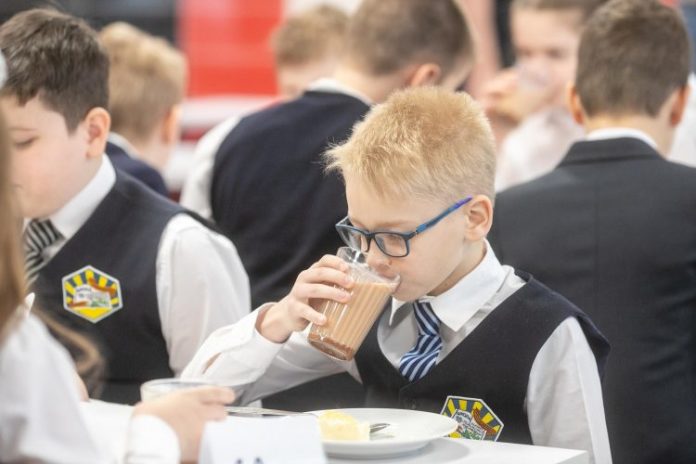 Горячим питанием обеспечат в новом учебном году более 20 тысяч учеников начальной школы