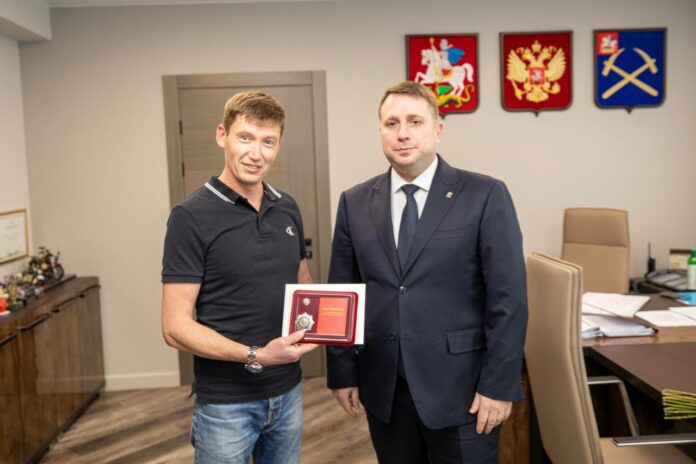 Дмитрий Жариков вручил награду «За заслуги перед Г.о. Подольск» 2 степени депутату Сергею Кулёву