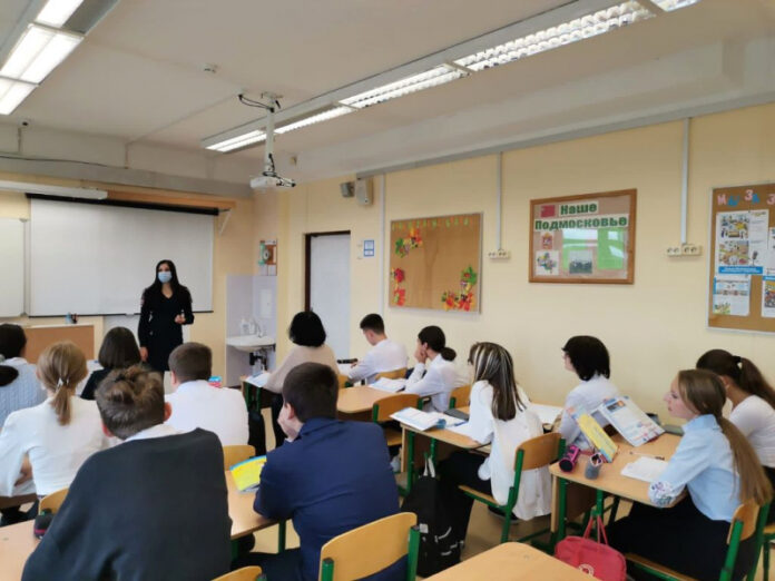 В Подольске полицейские провели профилактические беседы со школьниками