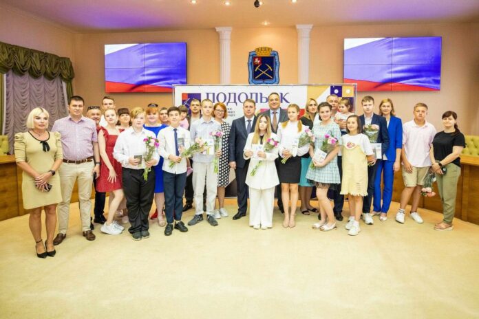 Сегодня восемь 14-летних подольчан в торжественной обстановке получили свой первый паспорт