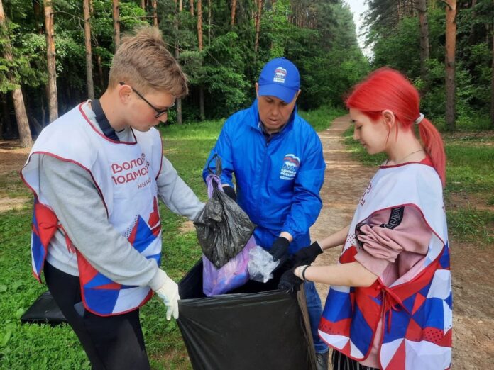 Депутат Михаил Жученко принял участие в экологической акции по уборке лесопарковой территории микрорайона Кутузово