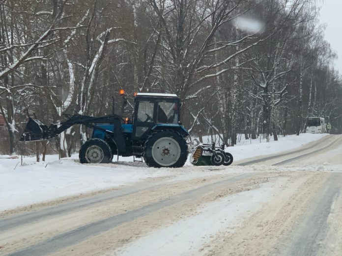 Продолжаются работы по уборке снега на дорожно-уличной сети в Климовске