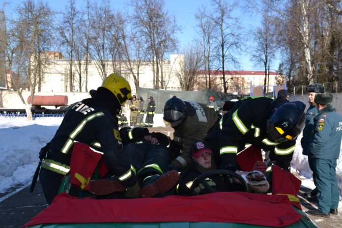 Спасатели из Подольска отработали навыки аварийно‑спасательных работ при ликвидации последствий дорожно-транспортных происшествий