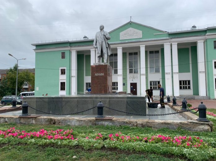 В Климовске проходят ремонтные работы памятника В.И. Ленину