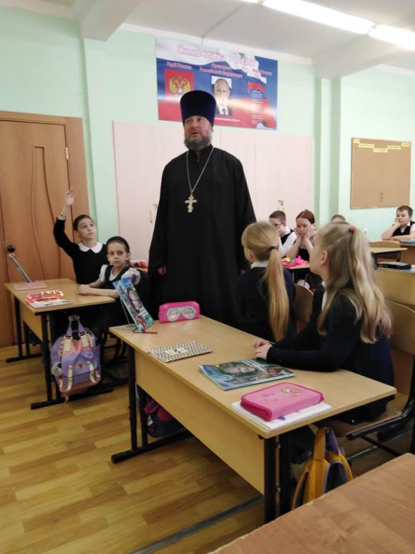 Настоятель Благовещенского храма  школу №13 17 декабря