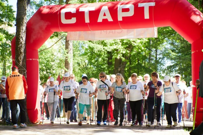 Подольчане-марафонцы преодолели скандинавской ходьбой 2 км вместе с жителями 46 округов МО