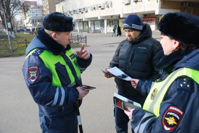 Подольские автоинспекторы информируют пешеходов о соблюдение правил дорожного движения
