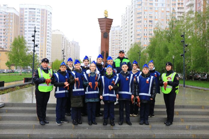 В Подольске сотрудники Госавтоинспекции и ЮИДовцы вручили горожанам символ Победы «Георгиевские ленточки»