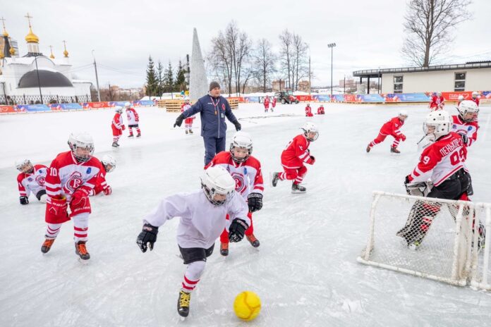 парке им.Талалихина состоялось показательное выступление юных хоккеистов