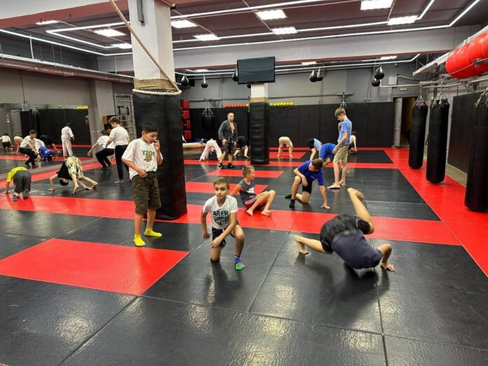 Депутат Юрий Стрелков провел разминку для воспитанников клуба рукопашного боя «Патриот»