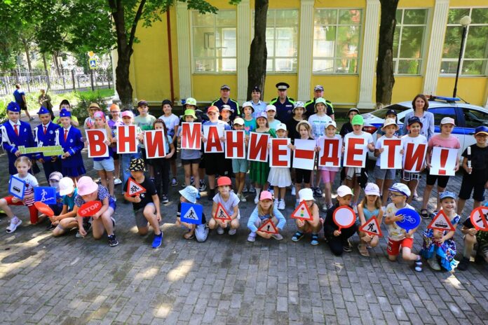 Подмосковные автоинспекторы и ЮИДовцы проводят мероприятия по тематике дорожной безопасности для воспитанников профильных смен...