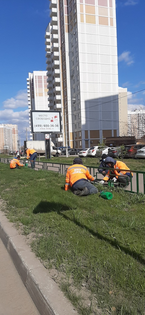 Ограждения вдоль тротуаров покрасили в мкр. Кузнечики