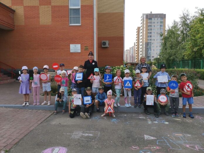 Сотрудники Госавтоинспекции г.о. Подольск проводят с воспитанниками детского сада тренинги по безопасности дорожного движения