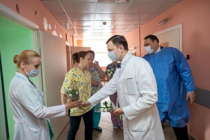 Женщины Большого Подольска получают поздравления в 8 Марта