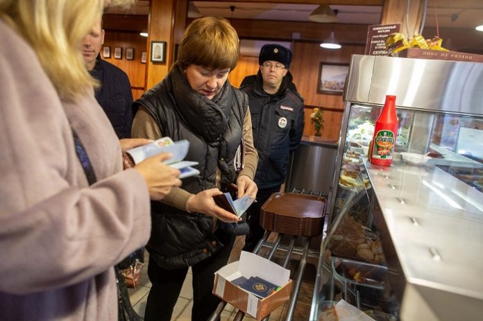 К вам проверка. Контролирующие органы проверили бар «Сова» на станции Подольск