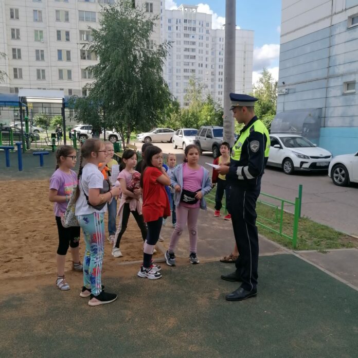 Сотрудники Госавтоинспекции проводят информационные рейды в преддверии нового учебного года