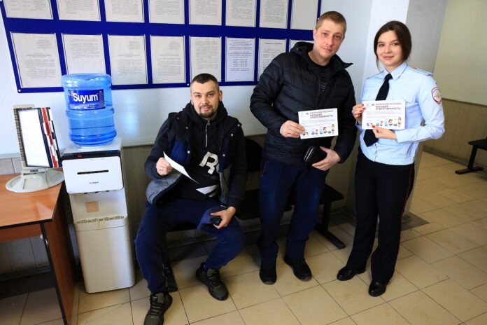 Автоинспекторы провели информационно-разъяснительные беседы с посетителями  отдела Госавтоинспекции г.о. Подольск