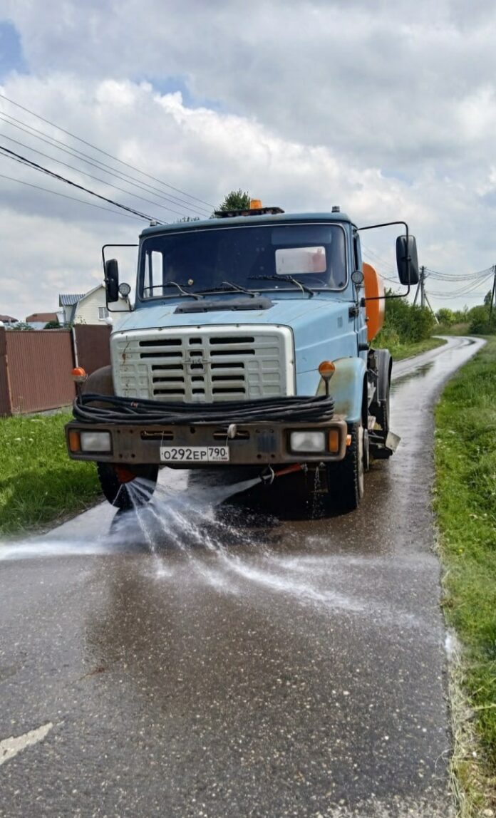 Подрядные организации проводят работы по проливке дорожной сети муниципалитета