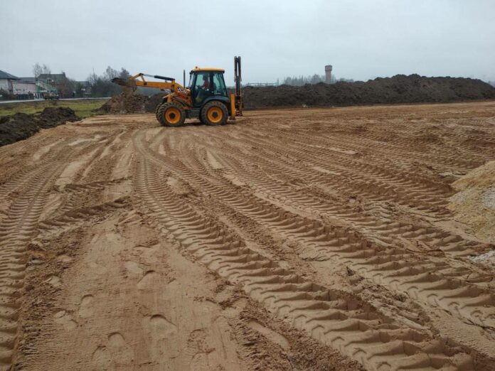 В Подольске обустраивают парковку у «Дубровицкого леса»