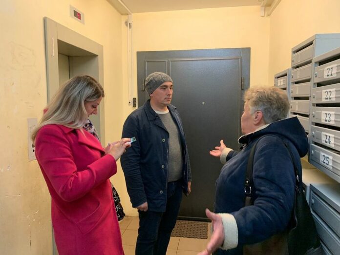 В микрорайоне Климовск проверили качество уборки подъездов