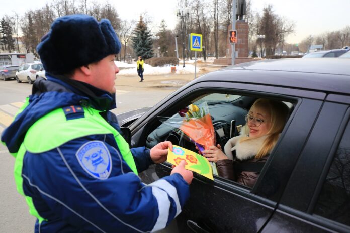 Госавтоинспекция г.о. Подольск присоединилась к ежегодным Всероссийским акциям «Цветочный патруль»