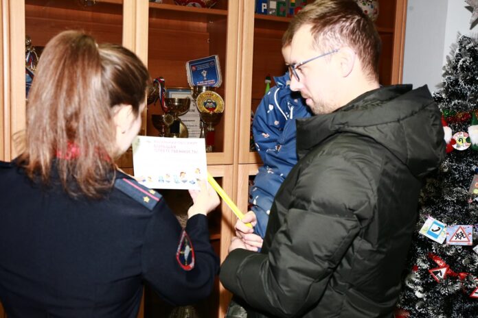 Сотрудники Госавтоинспекции провели акцию «Маленький пассажир – большая ответственность» в здании отдела Госавтоинспекции по...