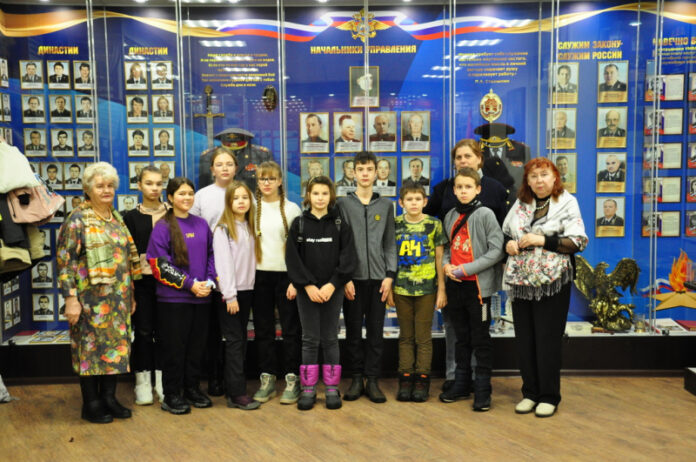 В Подольске ветераны провели экскурсию в Музее истории УМВД для школьников