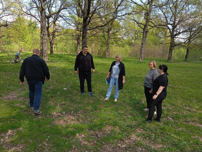 Партийцы Подольска проверили благоустройство леса в микрорайоне Климовск