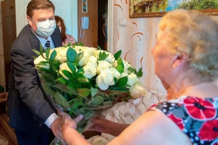 Николай Пестов поздравил супругов с днем «любви, семьи и верности»