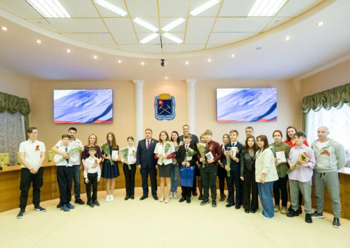 В преддверии Дня Победы Дмитрий Жариков вручил паспорта подольским школьникам