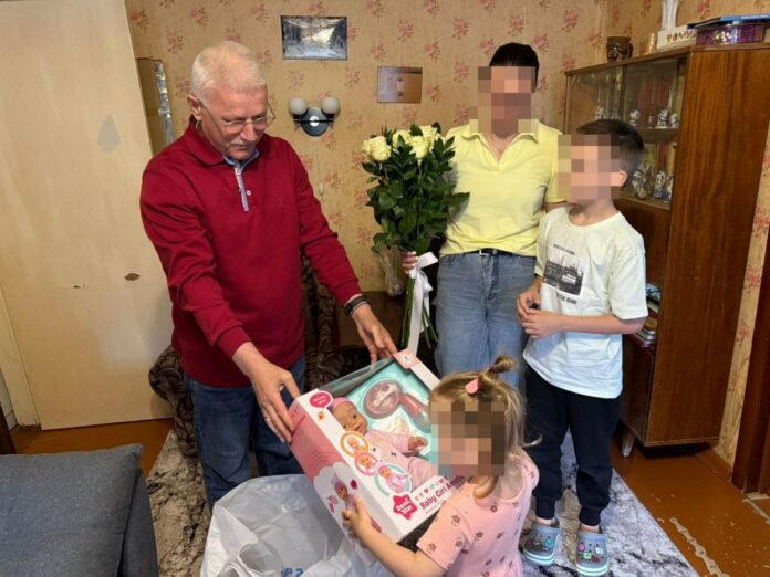 Депутат Московской областной поздравил с днями рождения детей участника СВО