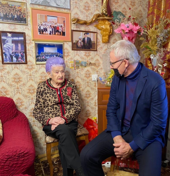 Вячеслав Фетисов 2 февраля побывал в гостях у участницы Сталинградской битвы Марии Рохлиной