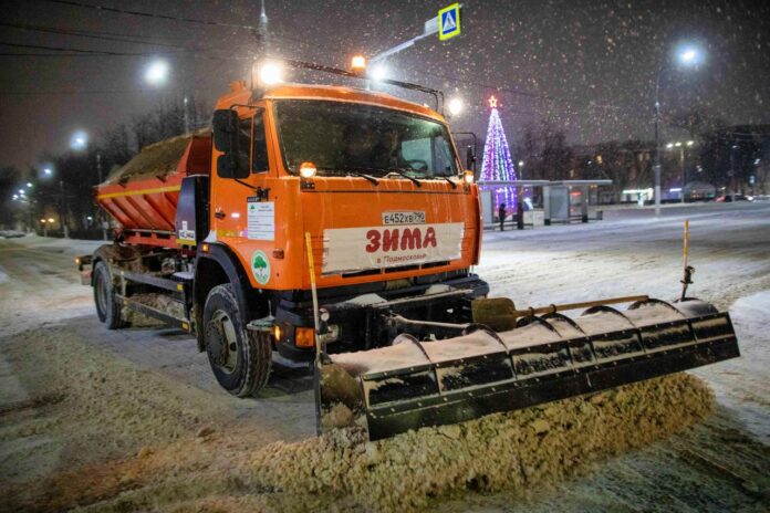 Коммунальные службы Подольска убирают последствия снегопада