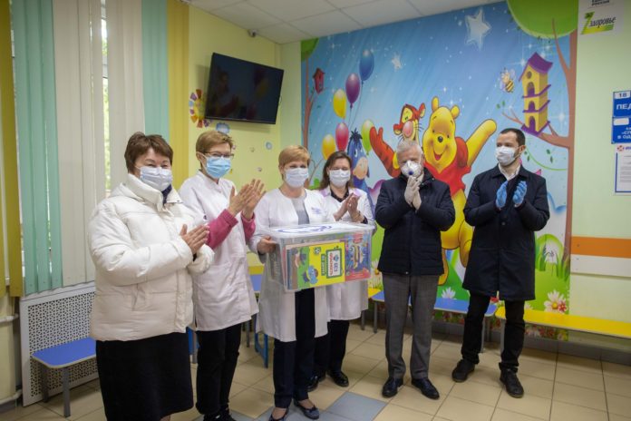 Детским медицинским учреждениям Большого Подольска передали подарочные наборы в честь Дня защиты детей