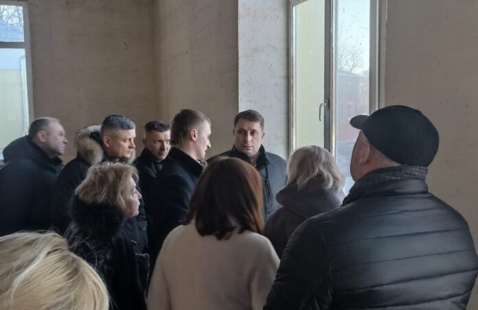 Проведение работ по капитальному ремонту в лицее Климовска проверил Дмитрий Жариков