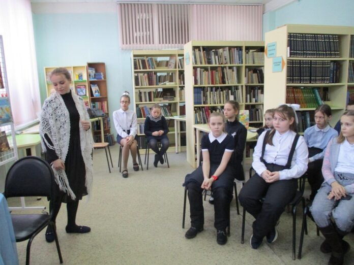 В подольской библиотеке № 5 прошел литературный час «Пока в России Пушкин длится, метелям...