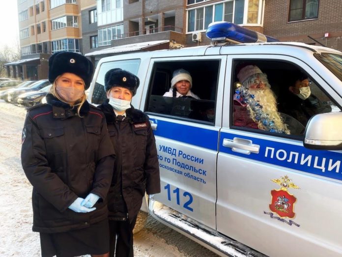 В Подольске полицейский Дед Мороз пришел в гости к детям, оказавшимся в тяжелой жизненной...
