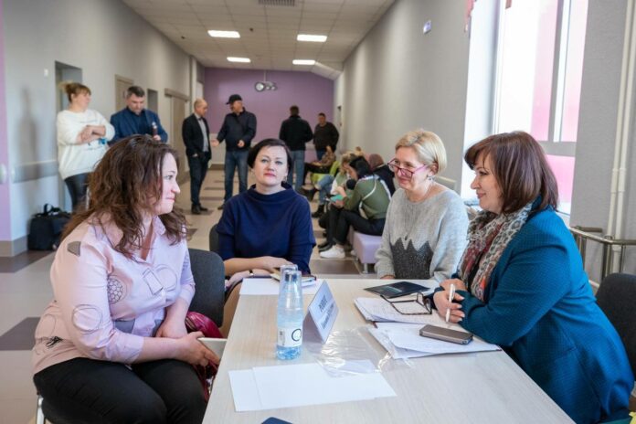 В Кузнечиках в школе №34 прошла встреча «выездной администрации» с жителями