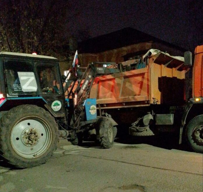 Сотрудники коммунальных служб продолжают наводить порядок на общественных территориях и дорогах муниципалитета