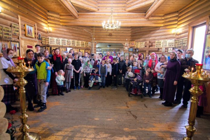 Таинство Елеосвящения для особенных детей прошло в Никольском храме