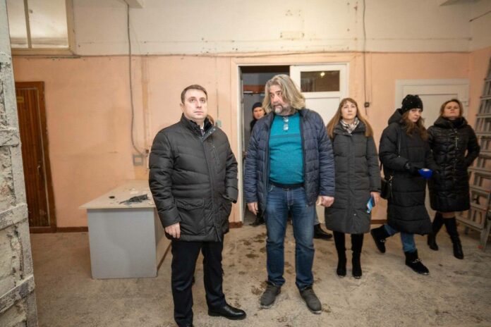 Секретарь местного отделения ВПП «Единая Россия» Дмитрий Жариков проверил ход капитального ремонта школы №14.