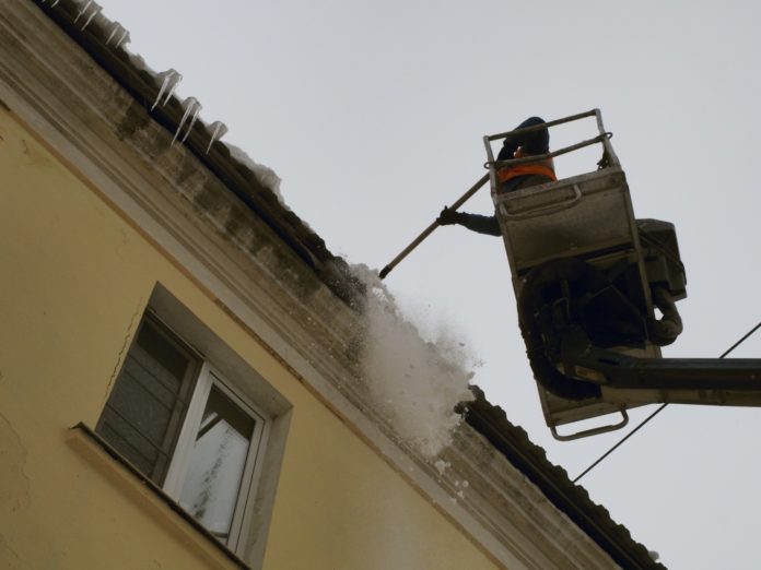 Кровли жилых домов в Большом Подольске очищают от наледи и сосулек ежедневно