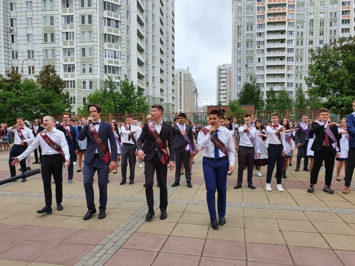 21 мая в школе №32 для выпускников 9 и 11 классов прозвенел последний звонок