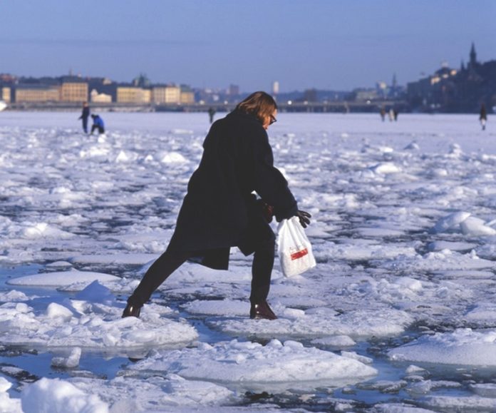 Любителям прогуляться по ледяной Пахре посвящается