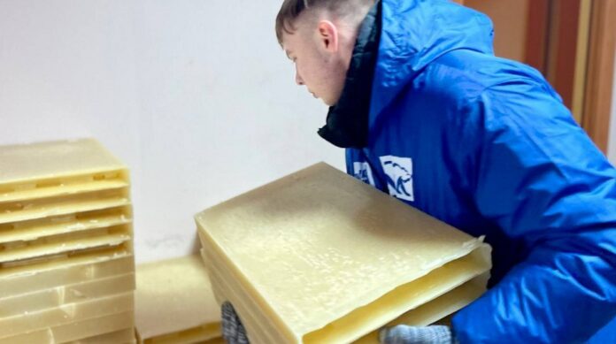 Подольские молодогвардейцы помогли разгрузить парафиновые брикеты для изготовления окопных свечей