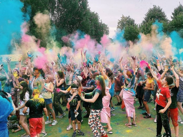 В подольском лагере «Мечта» прошел праздник индийских красок холи